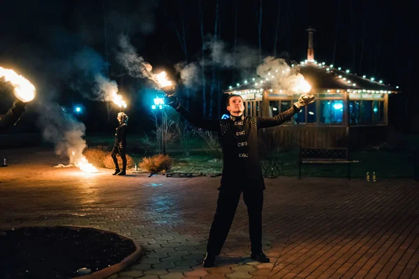 세미고리, 이바노보 주, 러시아 - 2017년 4월 28일: 전문 예술가들의 불타는 횃불이 있는 불꽃 쇼 — 스톡 사진