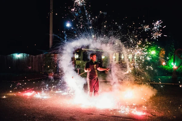Ivanovo, Rusko-23. srpna 2016: profesionální umělci s ohnivou blyštivým pochodněmi provedli požární show — Stock fotografie
