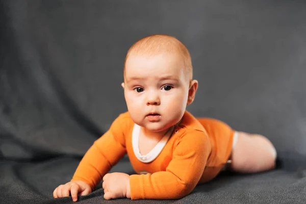 Újszülött fiú hazudik. Kaukázusi kisgyerek — Stock Fotó
