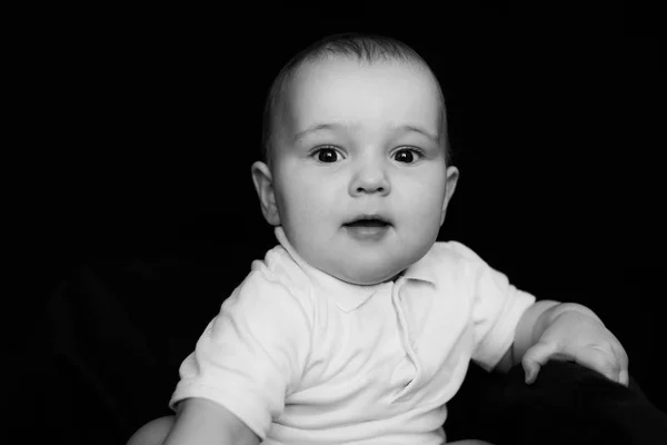 Zwart-wit portret van grappige schattig kindje — Stockfoto
