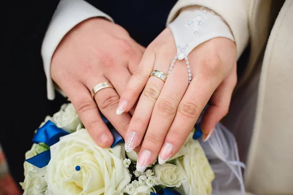 Χέρια Της Νύφης Και Του Γαμπρού Χρυσά Δαχτυλίδια Στην Γαμήλια — Φωτογραφία Αρχείου