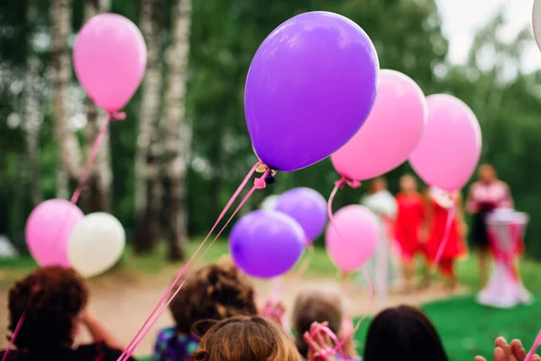 Kolorowe balony w przyrodzie na festiwalu — Zdjęcie stockowe