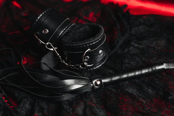 手铐和鞭子与妇女的性感内衣 — 图库照片