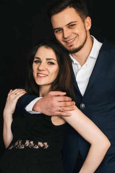 Feliz joven elegante pareja de moda sonriendo. Hombre y mujer embarazada — Foto de Stock