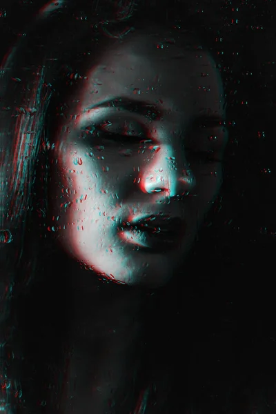 Retrato sensual de chica triste con los ojos cerrados detrás de cristal con gotas de lluvia — Foto de Stock