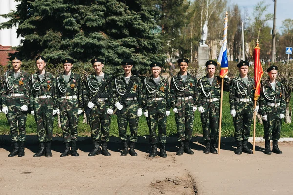 VICHUGA, RUSSIE - LE 9 MAI 2018 : Des jeunes hommes en uniforme militaire portant des rubans et des drapeaux de Saint-Georges défilent en l'honneur de la victoire de la Seconde Guerre mondiale — Photo