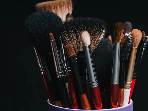 Conjunto de cepillos de maquillaje profesional sobre fondo oscuro — Foto de Stock