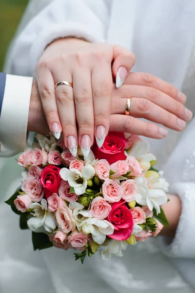 Руки Жениха Невесты Обручальными Золотыми Кольцами — стоковое фото