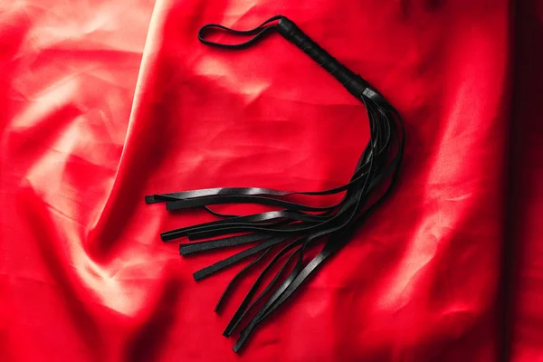 Cuero látigo negro para juegos sexuales en bdsm sexo — Foto de Stock