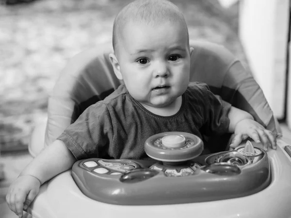 Negro y blanco primer plano retrato de bebé niño en Walker — Foto de Stock