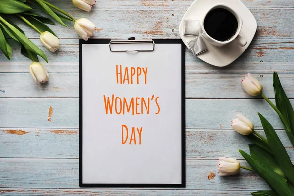 Biglietto di auguri con scritte Happy Women's Day. Bouquet di fiori di Tulipano bianchi con una tazza di caffè — Foto Stock