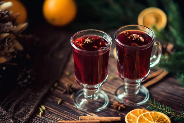 Glasses Mulled Wine Orange Slices Cinnamon Sticks Spices Christmas Decor — Stock Photo, Image