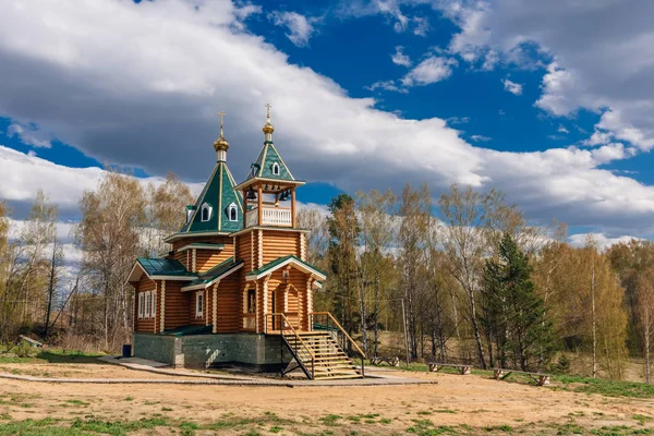 Modern rural wooden Church of the Christian Orthodox religion in Russia — Stock Photo, Image