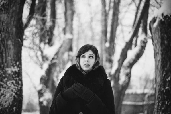 Retrato preto e branco de uma menina em um xale no inverno — Fotografia de Stock