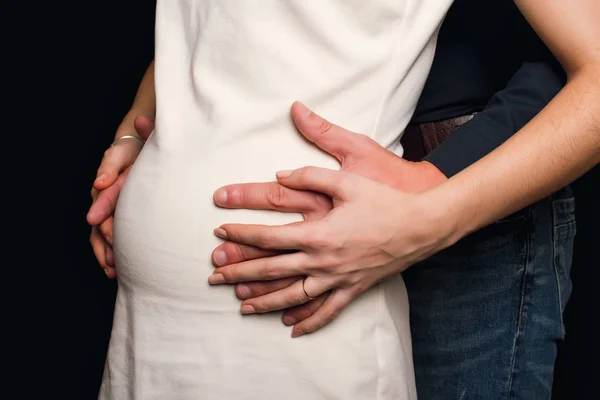 Hände Mann auf dem Bauch eines schwangeren Mädchens — Stockfoto