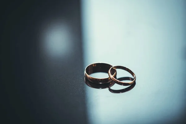 Two traditional wedding gold engagement rings lie — Stock Photo, Image