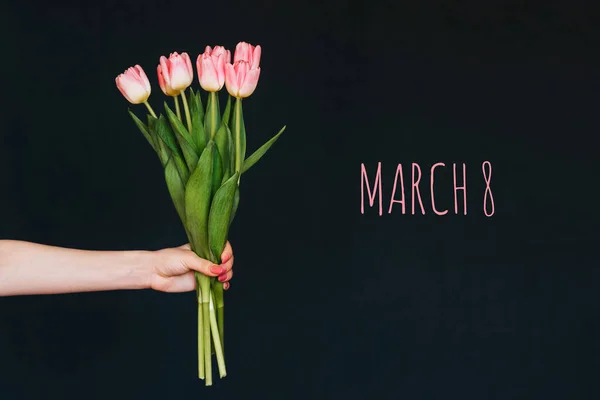 3月8日，有铭文的贺卡。郁金香粉红色花的花束 — 图库照片