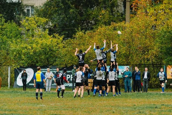 Ivanovo, Rosja-12 września 2015: Mistrzostwa mężczyzn w rugby między drużynami białego rekina a flagowym — Zdjęcie stockowe