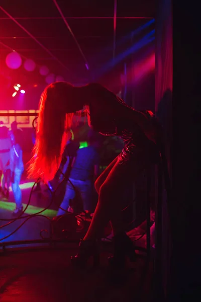 Silhuetten av flickan dansare go-go poserar i nattklubb — Stockfoto