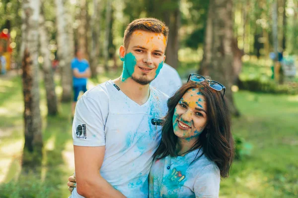 VICHUGA, RUSSIA - 17 GIUGNO 2018: Festival dei colori Holi. Felice sorridente ragazzo e ragazza in vacanza — Foto Stock