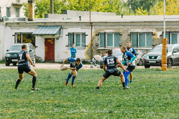 IVANOVO, RÚSSIA - 12 de setembro de 2015: Campeonato de Rugby Masculino entre as equipes White Shark e Flagship — Fotografia de Stock