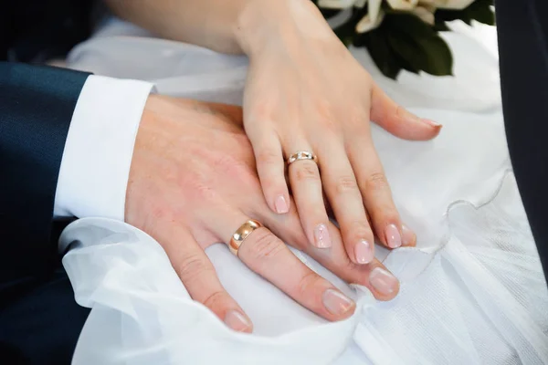 Händerna Bruden Och Brudgummen Med Guldringar Vid Vigseln — Stockfoto