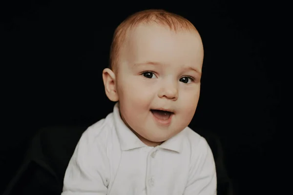 Portrait d'un petit garçon qui rit. Enfant caucasien — Photo