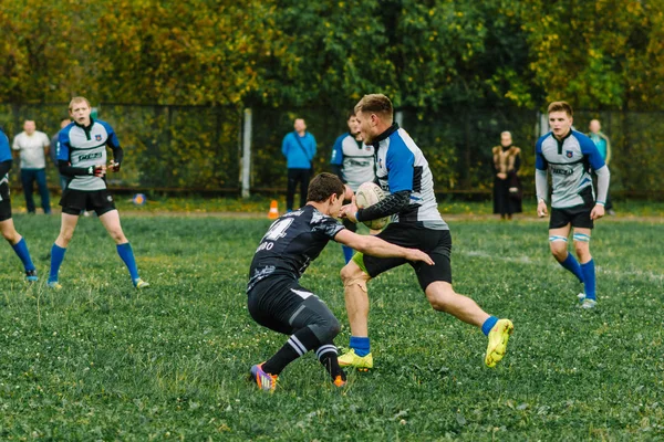 IVANOVO, RUSIA - 12 DE SEPTIEMBRE DE 2015: Campeonato Masculino de Rugby entre los equipos del Tiburón Blanco y el buque insignia — Foto de Stock