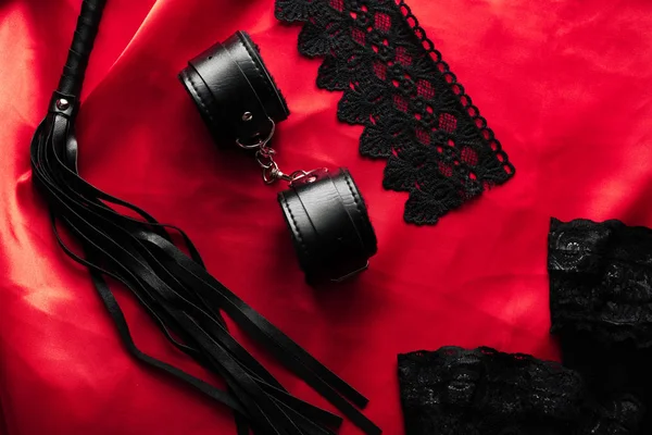 Egemenlik ve teslim için BDSM seks oyuncakları. Kelepçeli kırbaç