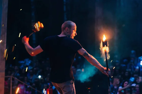 Vichuga, Rusya - 17 Haziran 2018: Yangın gösterisi, yanan meşaleleri sallayan bir adam — Stok fotoğraf