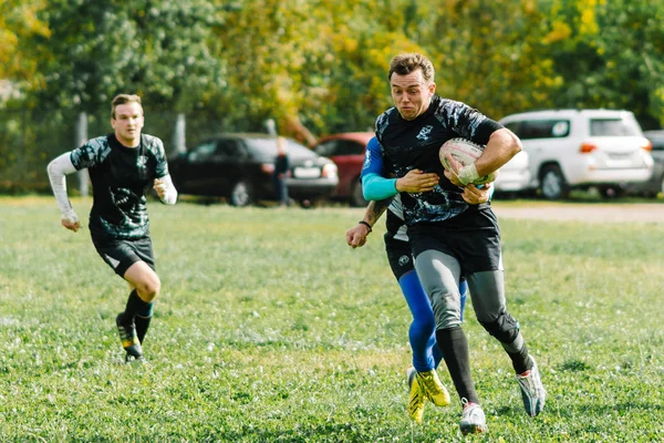 IVANOVO, RUSIA - 12 DE SEPTIEMBRE DE 2015: Campeonato Masculino de Rugby entre los equipos del Tiburón Blanco y el buque insignia — Foto de Stock