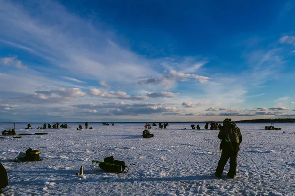 YURYEVETS, RUSSIA - MARCH 27, 2019: Men fishermen fishing in winter on the ice — Stock Photo, Image