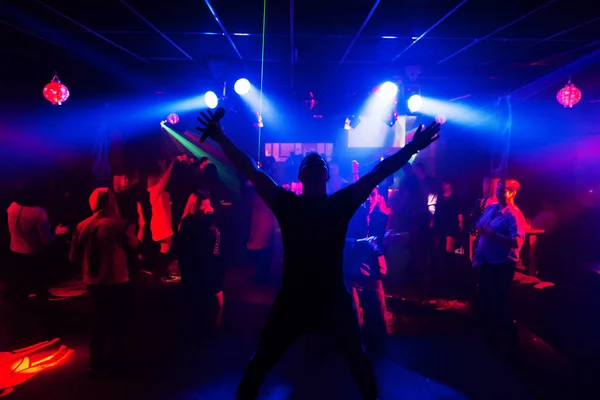 Kalabalığa karşı olay kulüpte canlı bir konserde şarkıcının silueti — Stok fotoğraf