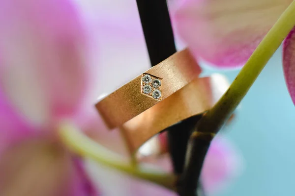 Два золотых обручальных кольца с бриллиантами — стоковое фото