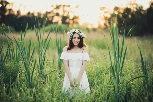 Boldog vonzó lány a fehér ruhában, boldogan mosolygó — Stock Fotó