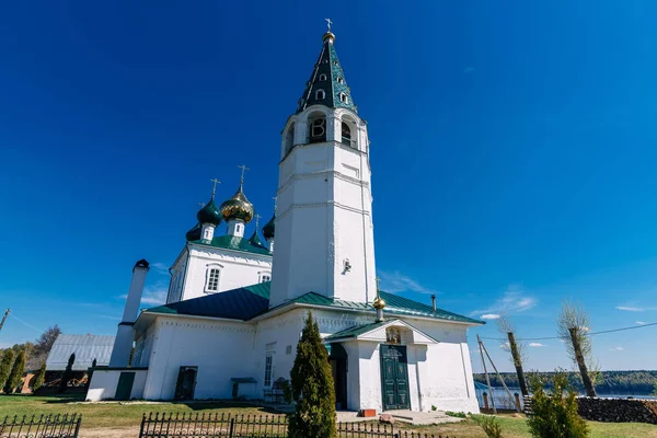 Volga nehri kıyısında Rusya'da Antik Ortodoks Hıristiyan beyaz taş Kilisesi