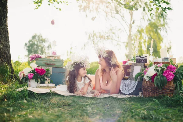 Ευτυχισμένη μητέρα και κόρη βρίσκονται σε μια κουβέρτα σε εξωτερικούς χώρους σε ένα ηλιόλουστο καλοκαίρι — Φωτογραφία Αρχείου