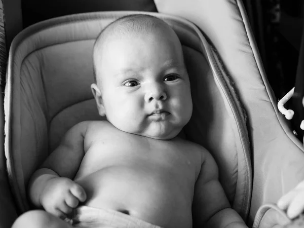 Portrait noir et blanc de bébé garçon caucasien enfant — Photo