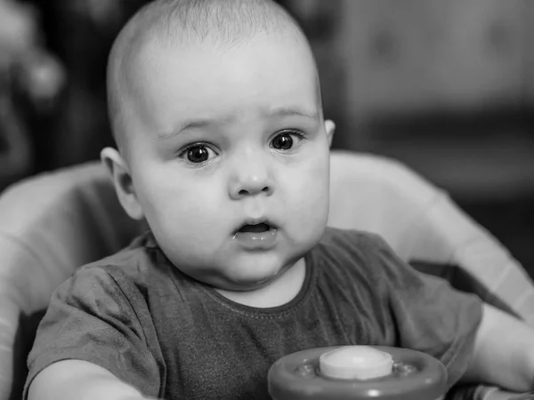 Noir et blanc portrait rapproché de bébé garçon — Photo
