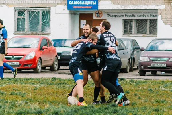 IVANOVO, RUSIA - 12 DE SEPTIEMBRE DE 2015: Campeonato Masculino de Rugby entre los equipos del Tiburón Blanco y el buque insignia —  Fotos de Stock