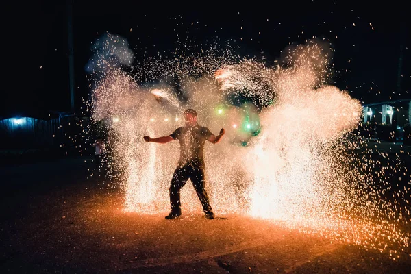 Ivanovo, Rusya - 23 Ağustos 2016: Ateşli köpüklü meşalelerle profesyonel sanatçılar dansçılar bir ateş gösterisi gerçekleştirdi — Stok fotoğraf