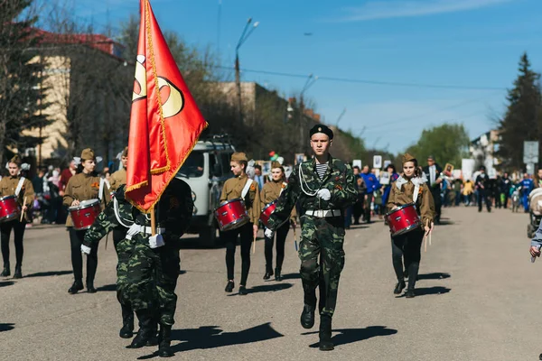 VICHUGA, RUSSIE - 9 MAI 2018 : De jeunes hommes en uniforme au défilé de la victoire de la Seconde Guerre mondiale avec drapeaux — Photo