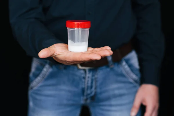 Samenbank in der Hand eines Mannes für Tests und Tests — Stockfoto