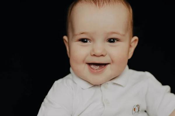 Portrait d'un petit garçon qui rit. Enfant caucasien — Photo