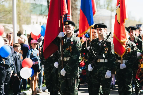 VICHUGA, RUSSIE - 9 MAI 2018 : De jeunes hommes en uniforme au défilé de la victoire de la Seconde Guerre mondiale avec drapeaux — Photo