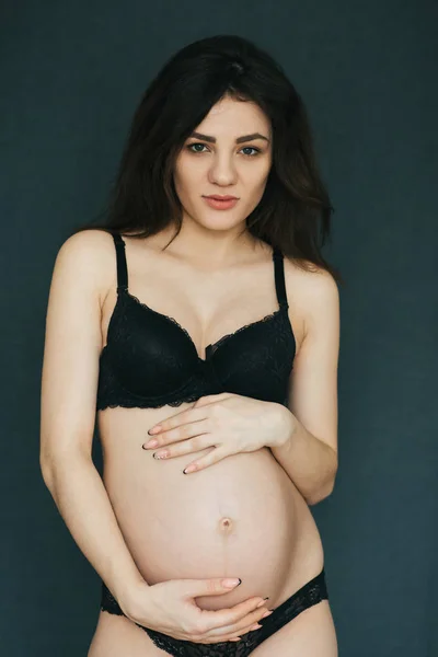 Embarazada joven hermosa chica morena posando en lencería —  Fotos de Stock