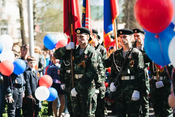 VICHUGA, RUSIA - 9 DE MAYO DE 2018: Jóvenes uniformados en el desfile de la victoria en la Segunda Guerra Mundial con banderas —  Fotos de Stock