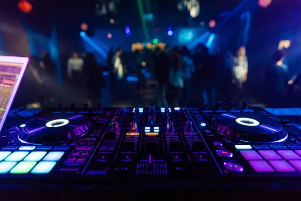 Mezclador de música controlador DJ Junta para la mezcla profesional de música electrónica —  Fotos de Stock