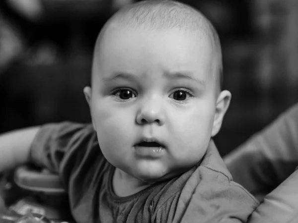 Fekete-fehér szoros portréja Baby Boy — Stock Fotó