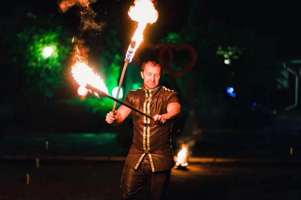 Ivanovo, Rusya - 23 Ağustos 2016: Ateşli köpüklü meşalelerle profesyonel sanatçılar dansçılar bir ateş gösterisi gerçekleştirdi — Stok fotoğraf